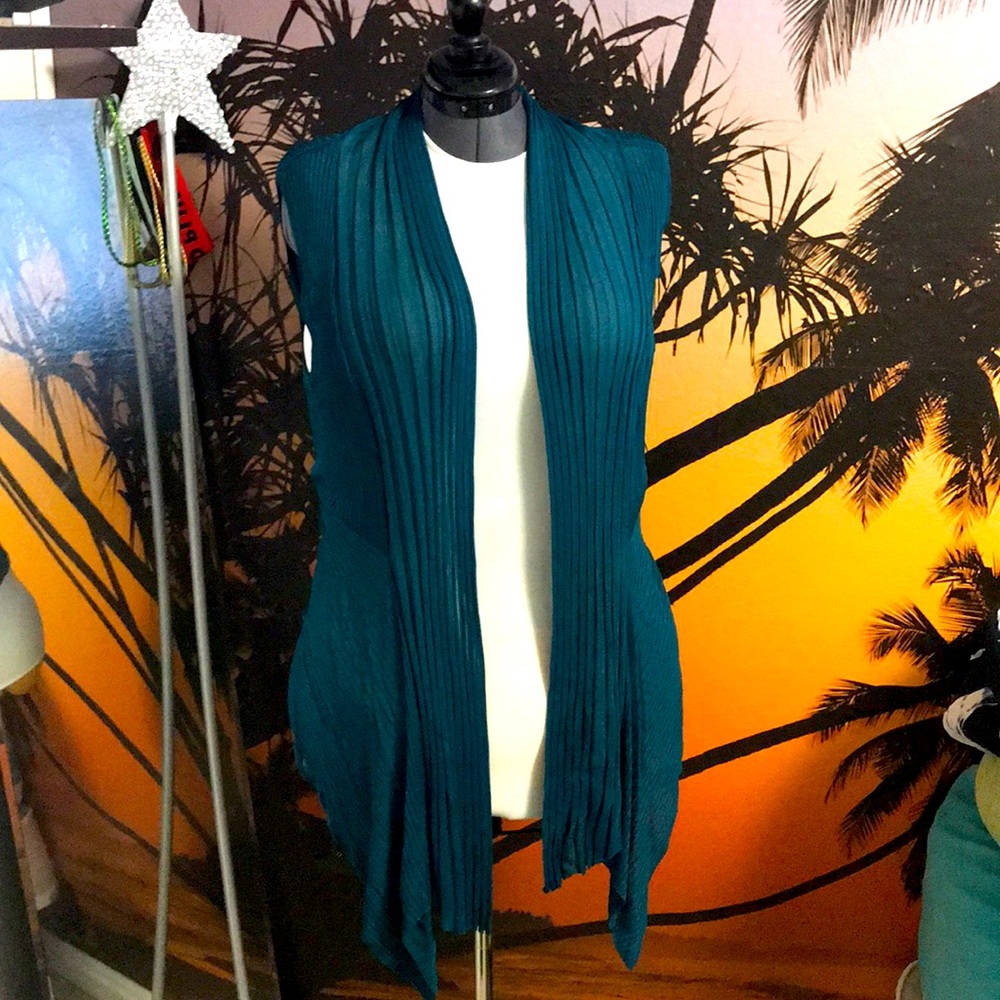 A-symmetric light weight sleeveless cardigan/vest